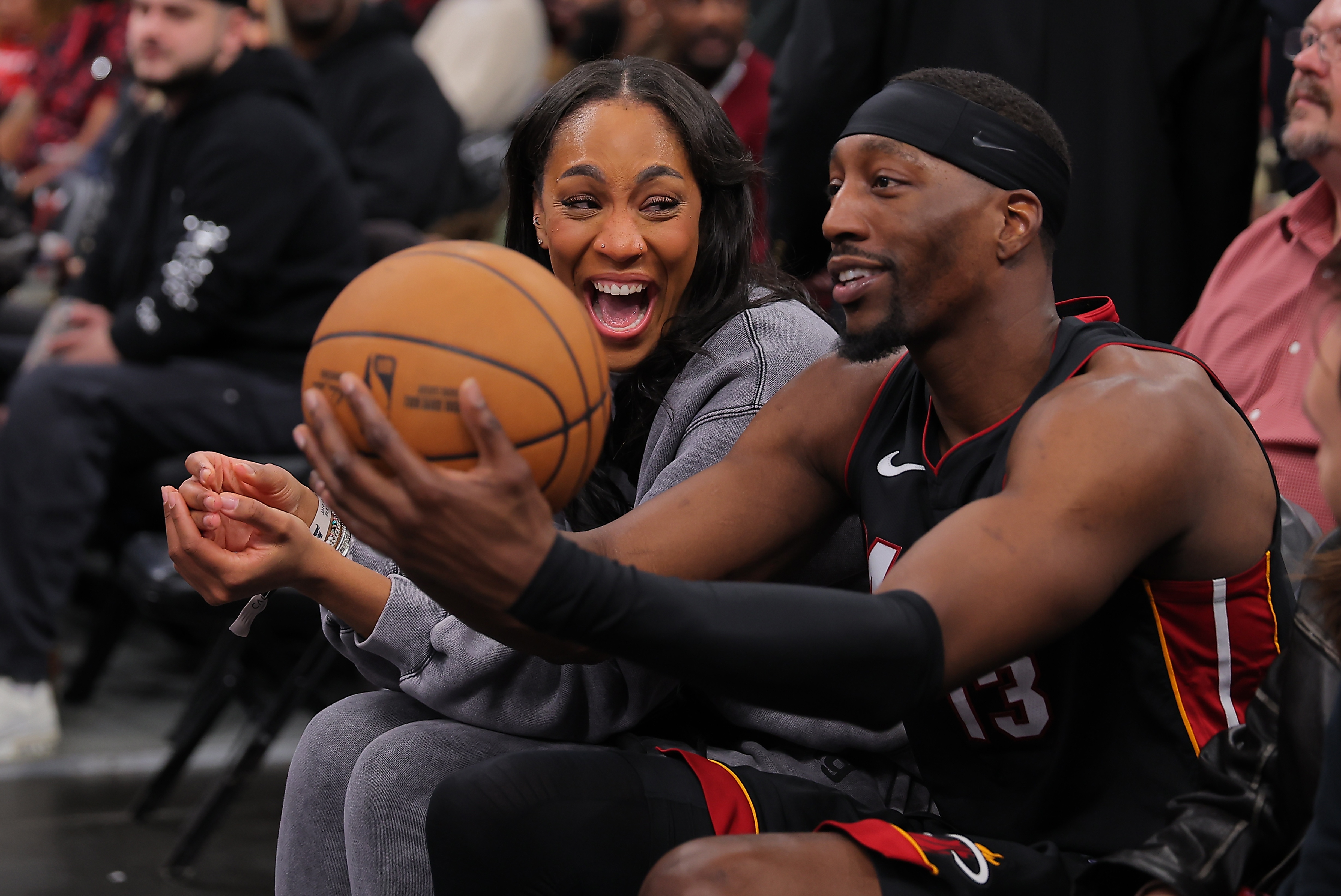 世界杯官网入口-美女记者：某小孩将来会发现爸爸在NBA砍83分 历史地位仍不如妈妈
